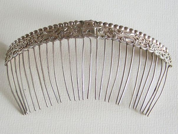 Comb with dragon gate – (8636)